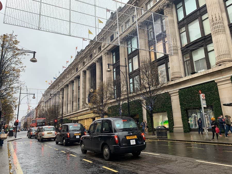 伊藤友季子さんのインスタグラム写真 - (伊藤友季子Instagram)「ー𝙻𝚘𝚗𝚍𝚘𝚗🇬🇧 昨日から研修でロンドンに来ています。 着いたらどんより雨でイギリスらしいお天気🌂 この落ち着く感じはなんだろう。 思ったより寒くなかったです🧣 こちらは暗くなるのも早いですが、街中がクリスマス の雰囲気で心温まります。 いる時間を無駄にしないように たくさん吸収して帰りたいと思います！ –––––––––––––––––––––––––––––––––––––———— #バレエ #ballet #バレエスタジオ #バレエ教室 #バレエダンサー #バレエ講師 #クリスマス #ロンドン #英国 #研修 #パディントン #クリスマス #london #paddington #christmas」12月7日 16時46分 - yukiko_xx