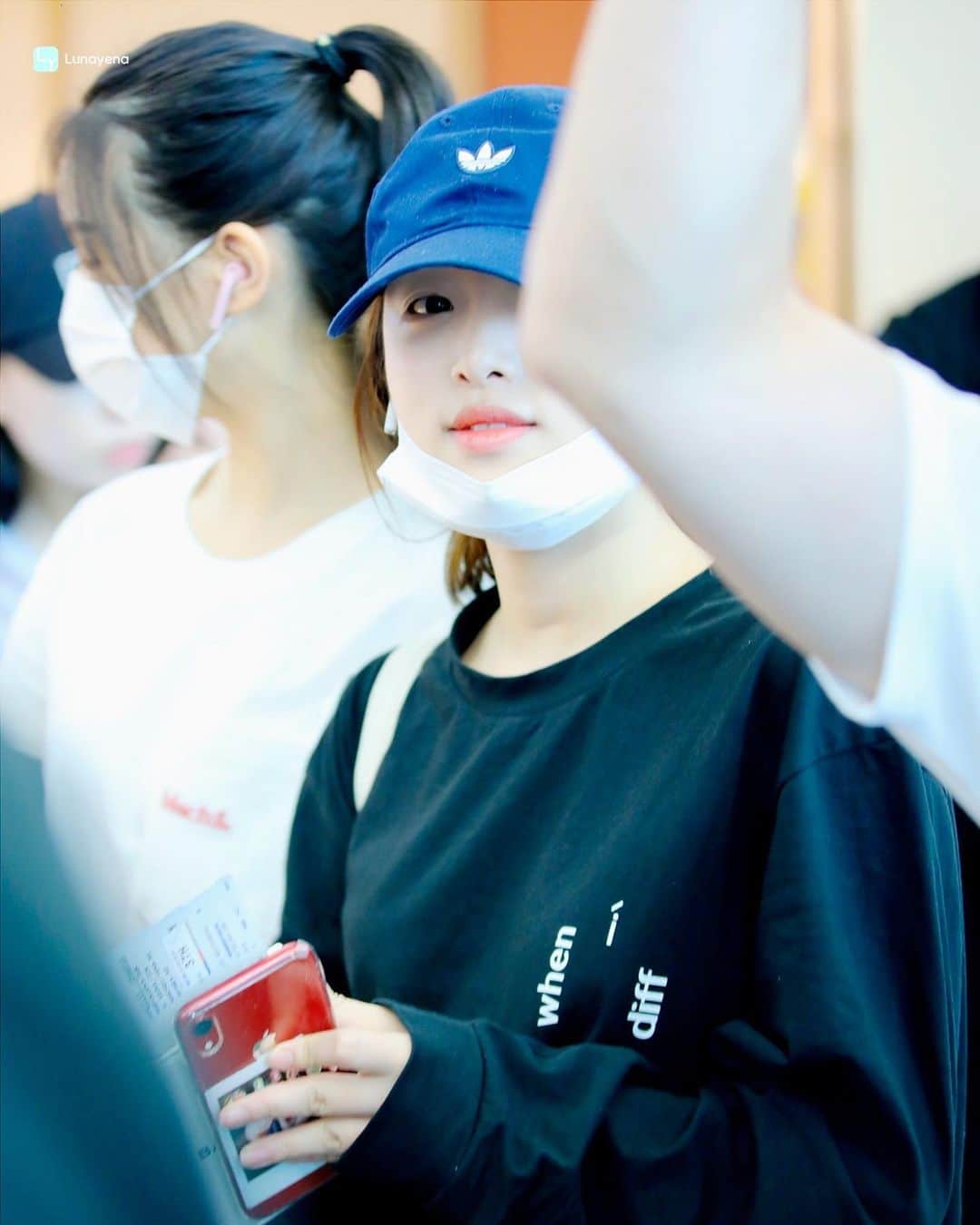 チェ・イェナのインスタグラム：「hi ➸ 190909 fukuoka airport | © lunayena tags :: 💌 #choiyena #yena #izone #izonegroup #produce #produce48 #mnet #mnetofficial #kpop #gg #girlgroup #fff #lfl #kpopfff #kpoplfl #kpopexlikes #exlikes #kpopsfs #sfs #naekkoya #nekkoya #pickme #korea #japan #프로듀스48 #프로듀스 #최예나」