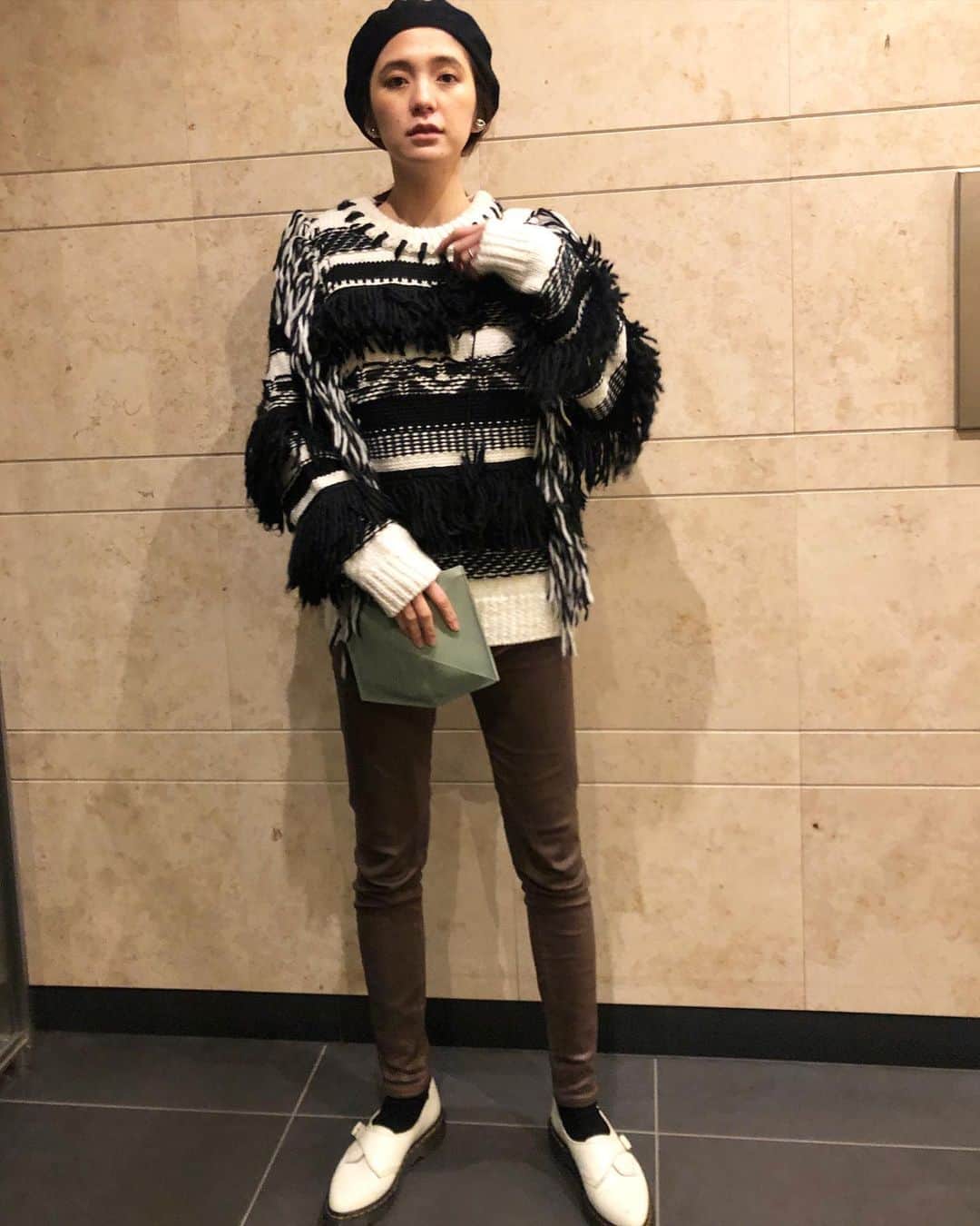 のインスタグラム：「. 夏前にセールで買ってた 大判ニット🧶 . . 2時間ほど👨に👶見てもらってて 久しぶりに身軽で自転車乗れた日🚲 . . アウターなしで着れて嬉しかったなあ🥰 . . 今週末から冬本番❄️ しっかり着込んでお出かけしましょう🧣🎄 . . 💄塗ればよかった(写真) と、体重戻りました✌︎ご報告 . . 仕事をしている時よりも 鏡を見ることが少なくなった 顔と体は緩んでるなあ🙄 . . そろそろトレーニング始めよう🏋🏻‍♀️喝 . #シフクユタカ #片桐ゆたか #ootd#yutakakatagiri」