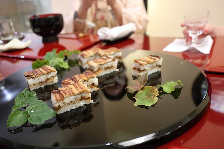 寿春花果さんのインスタグラム写真 - (寿春花果Instagram)「会食。  特別に優雅なひととき。 素敵なお料理にも学びある会話にもご馳走さま❥  @yuko.kenrantei  #絢爛亭 #神戸#北野」12月7日 17時03分 - hanaka_yu