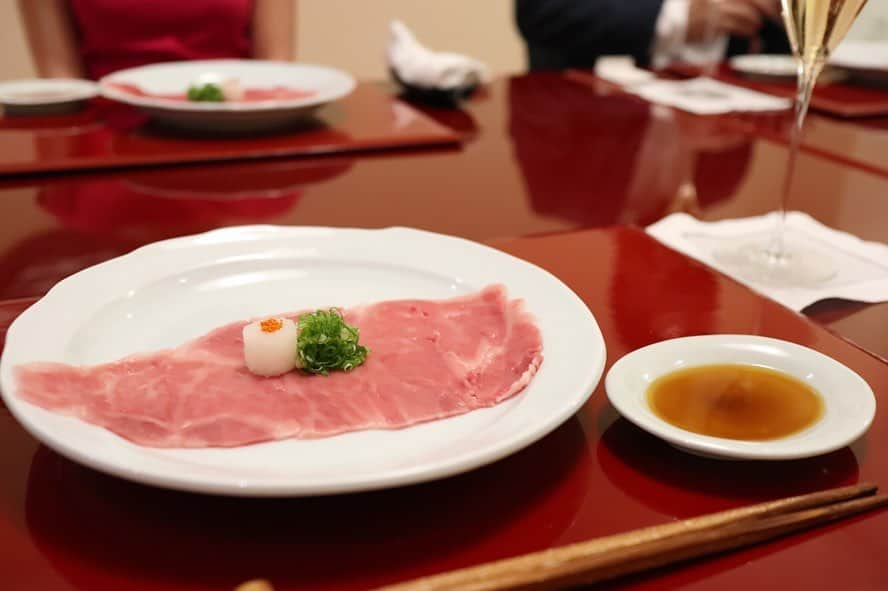 寿春花果さんのインスタグラム写真 - (寿春花果Instagram)「会食。  特別に優雅なひととき。 素敵なお料理にも学びある会話にもご馳走さま❥  @yuko.kenrantei  #絢爛亭 #神戸#北野」12月7日 17時03分 - hanaka_yu