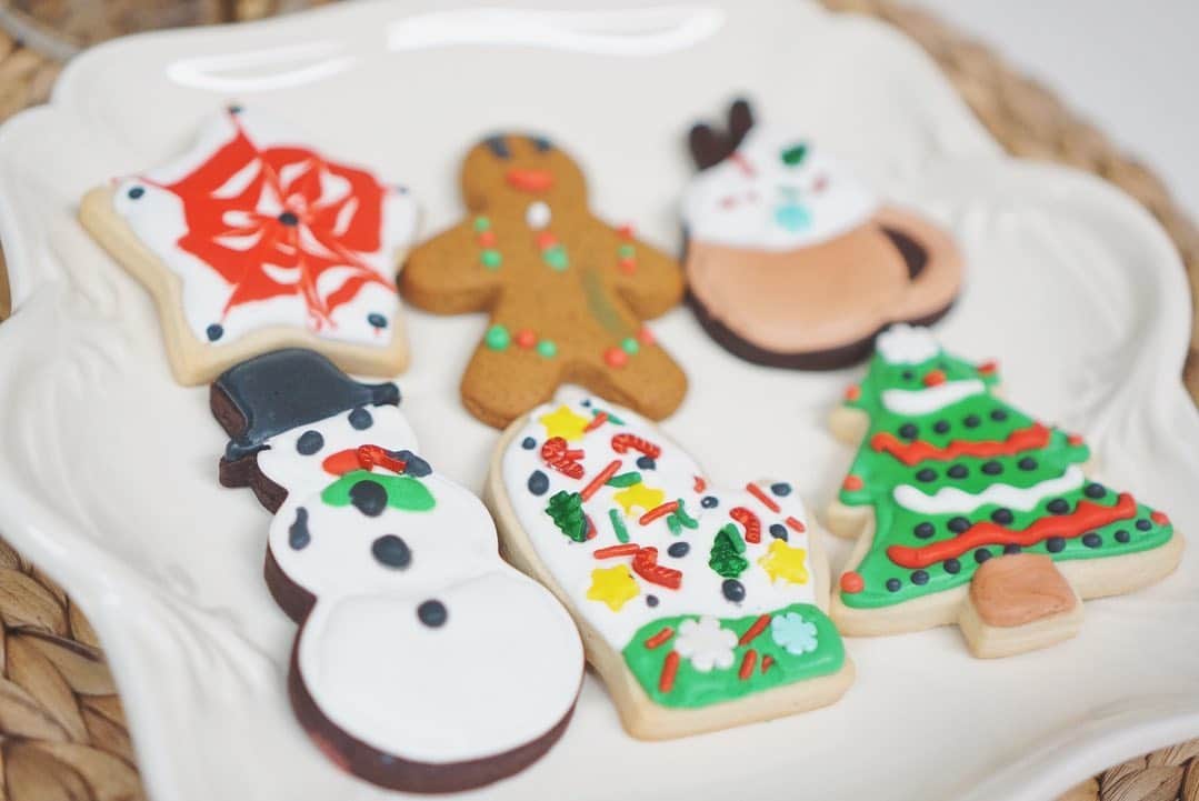 バイリンガル3兄妹さんのインスタグラム写真 - (バイリンガル3兄妹Instagram)「そしてそして… アイシングクッキークラスにも参加したえまち♡ ・ ・ クリスマスモノってなんでもテンション上がっちゃう ・ まだまだ終わらないでほしいこのクリスマス気分、デコレーション、雰囲気！ ・ 3枚目はおもちゃの20ドルでえまちからクッキーを購入したおはな😂 ・ ・ #クリスマス2019 #バイリンガル3兄妹  #アイシングクッキー #cookiedecoration」12月7日 17時08分 - yucgram