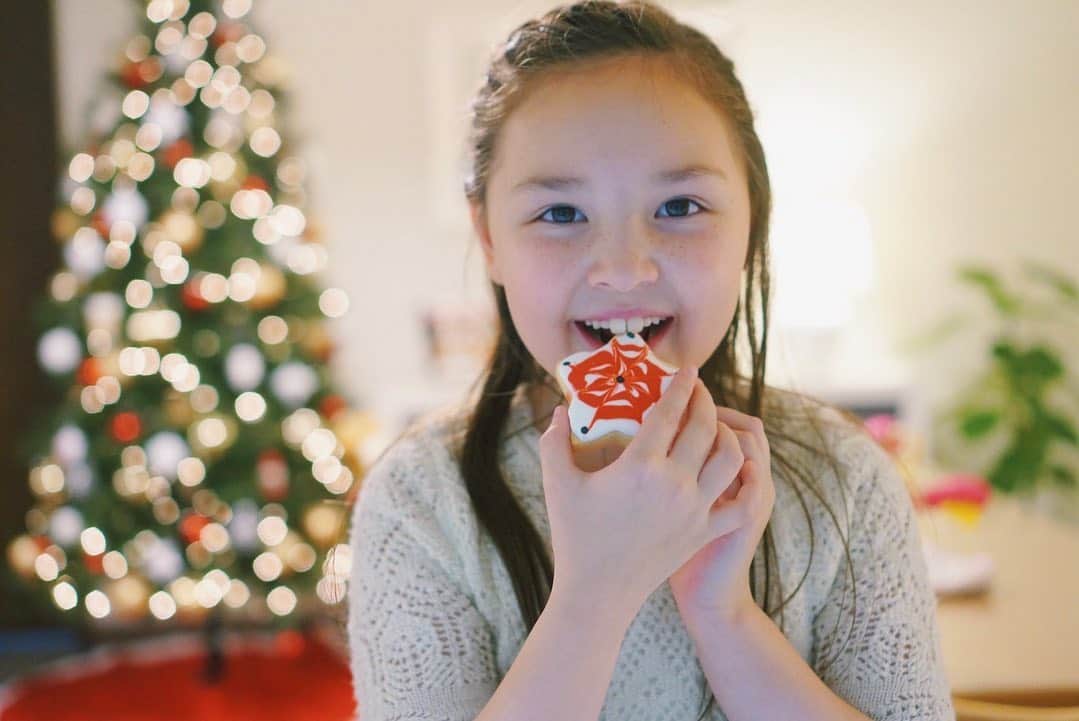 バイリンガル3兄妹のインスタグラム：「そしてそして… アイシングクッキークラスにも参加したえまち♡ ・ ・ クリスマスモノってなんでもテンション上がっちゃう ・ まだまだ終わらないでほしいこのクリスマス気分、デコレーション、雰囲気！ ・ 3枚目はおもちゃの20ドルでえまちからクッキーを購入したおはな😂 ・ ・ #クリスマス2019 #バイリンガル3兄妹  #アイシングクッキー #cookiedecoration」