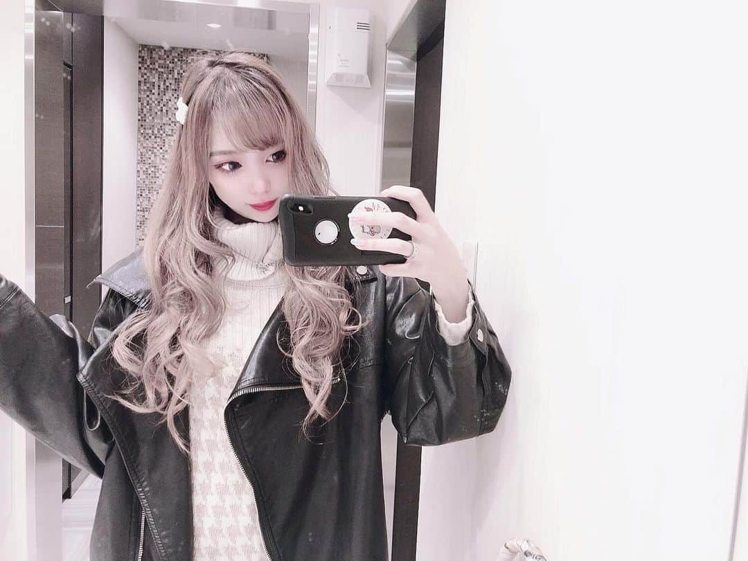 嶋谷愛（あいちゅん）のインスタグラム：「. うーまれかわっても きみっとー♬が頭の中を 無限ループしております。 . 最近はプルオーバーなワンピに 大きめ革ジャンがすこです。 . #🖤 #l4l #ootd #fashionista」