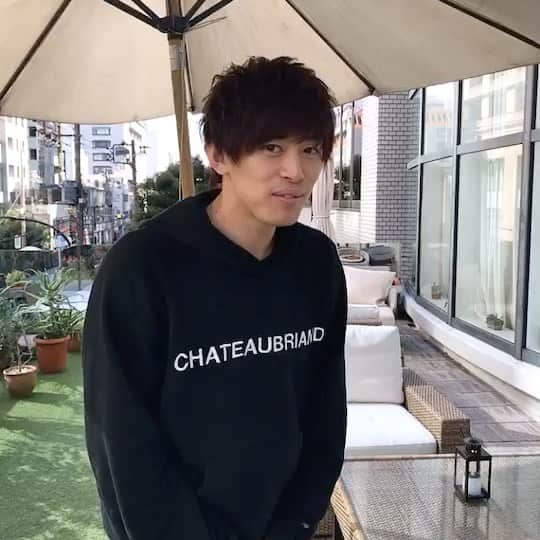 大木貴之のインスタグラム：「謎の動き。笑 こじらせ森の美女本日23時から👍 ついにごじらせの秘密が、、 みんな見てね😊 最近堀江さんのイベントで買ったパーカーめちゃくちゃ着てる。笑 もう一枚欲しいー  #こじらせ森の美女  #AbemaTV #アスリート　#バレーボール　#東レアローズ　#スポーツ　#大木貴之　#yolo #人生一度きり　#シャトーブリアン　#いってらっしゃい #パーカー　#イベント　#ホリエモン　さん　#恋愛リアリティーショー」