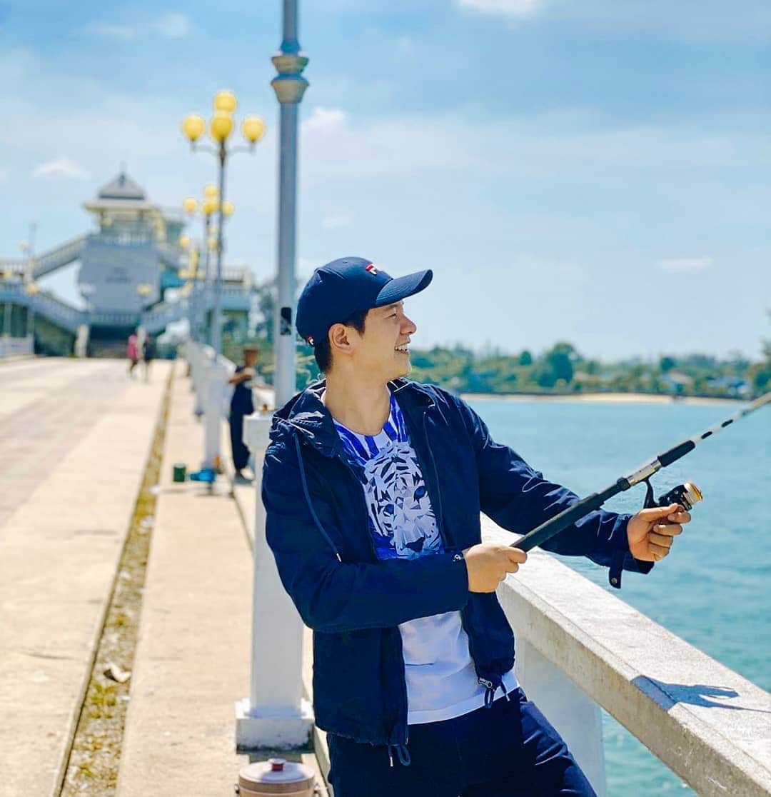 アイス・サランユーのインスタグラム：「มา #ภูเก็ต  ร้องเพลง #งานเลี้ยงภายในไว้ใจผม คืนนี้ ก่อนทำ งาน รับJOBเสริมเสียหน่อย  รับ ตกเบ็ด นะครับ🙏🦐🐚🦀🐡🐙🐊🦆 #เที่ยวทั่วไทยกับไอซ์ศรัณยู  #phuket  #สะพานรักสารสิน」