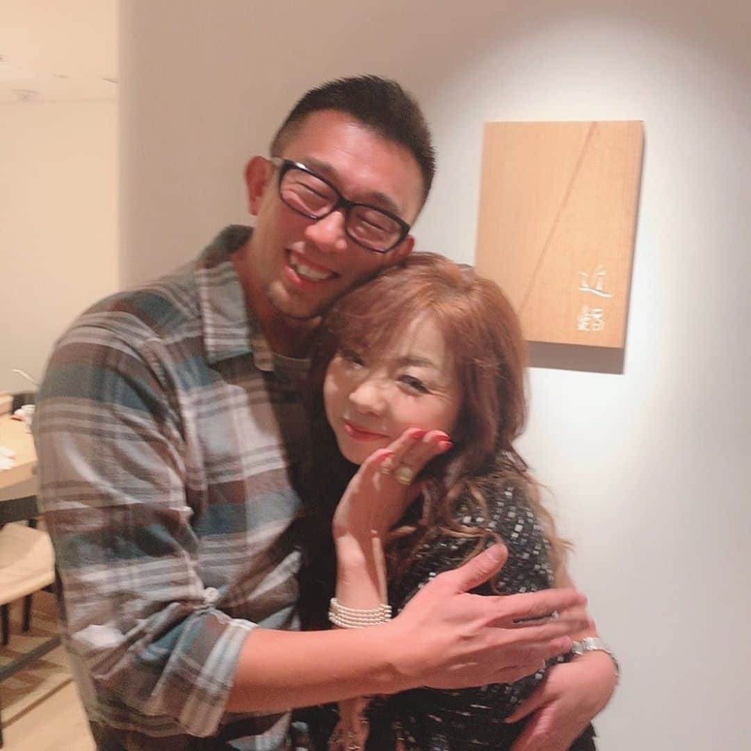 のインスタグラム：「どちらもツーショットですが、何人かで食事でした！  水泳の山本貴司くん、久々だったので、くっつきバージョンです！ 嫁の千葉すずちゃんにも送りました！笑っ エスコヤマの小山さんとは、同級生です。お食事は、フュージョン料理の新地ハツでした💕 なかなか珍しい楽しい美味しい料理です。  #ハイヒールモモコ #👠 #👠🍑 #CHANEL #シャネラー #グルメ #エスコヤマ #小山進 さん #山本貴司 くん #ハツ」