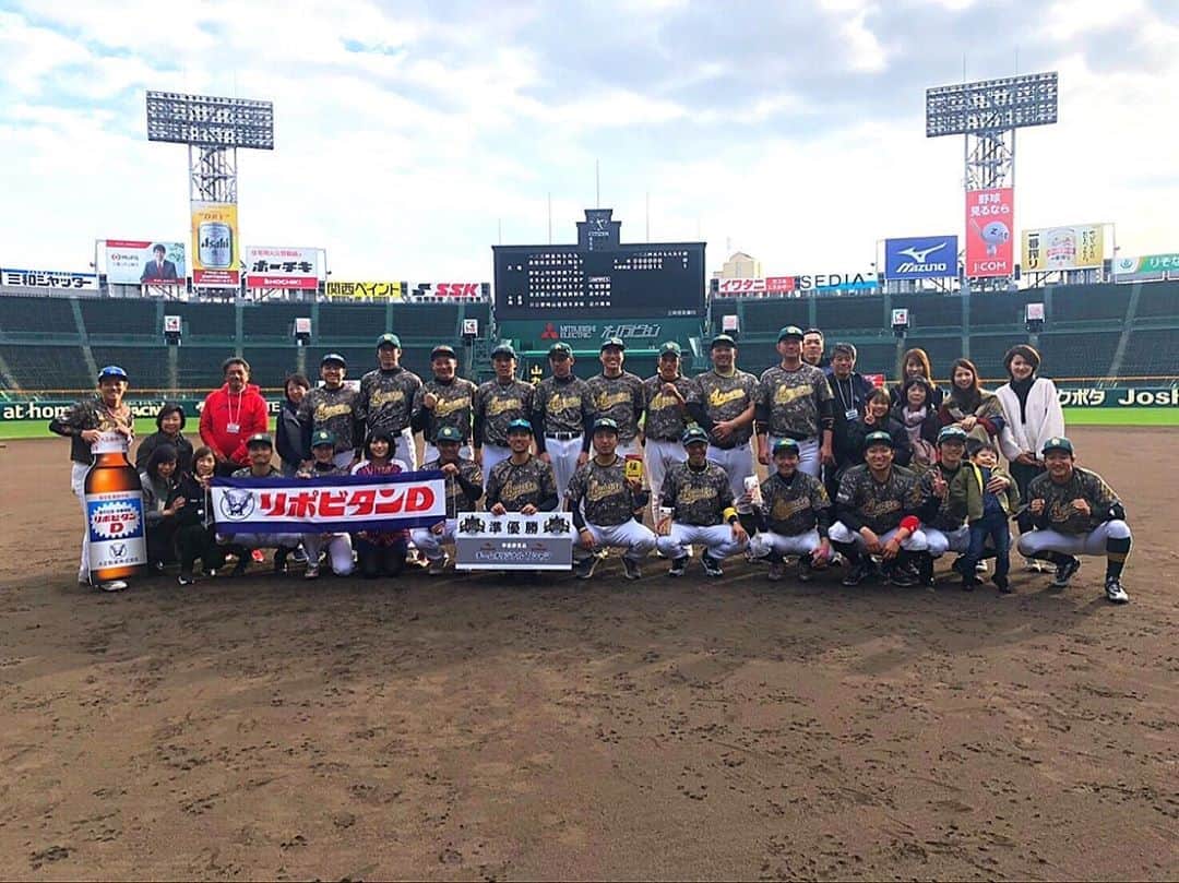 椿梨央のインスタグラム：「プライドジャパン甲子園 天晴準優勝🥈 本当に素晴らしい 試合でした。 来年もまた甲子園に来て 優勝しましょう！ . 甲子園球場に入って率直に 高校球児や、プロの見てる景色はこんな感じなんだー！ 私グランドの上に立ってる😆でした。 ずっと憧れてた甲子園。 こういう形で選手として 甲子園の土を踏めるとは、、、 とても感慨深かったです。 . と言うのも高野連では 女子選手の試合出場は 認められていないし、 女子マネージャーに至っては ベンチから出ることも 許されない現状。 "危険だから" と言う理由でグランドに 立てない女子部員がいること。 また女子硬式野球部も 甲子園で試合することができてない。 . 私も高校球児として 男子と一緒に硬式やってきました。 危険という理由だけで 女子部員がグランドに 立てないなんて納得できない。 . . 男子も女子も憧れの場所 甲子園で試合がしたい！ . 女子野球選手が増えている今 女子野球も甲子園でできるようになったり マネージャーもグランドの 上に立てたりと 少しずつでも変わっていって欲しいと思う。 . . . やはり甲子園は最高でした！！ こう思える女子選手が増えますように✨ . . . . 練習して来年は試合に出るぞー‼️おー‼️ . #野球 #プライドジャパン甲子園 #草野球 #女子野球 #野球女子 #軟式野球 #甲子園 #天晴 #憧れの場所 #椿梨央」