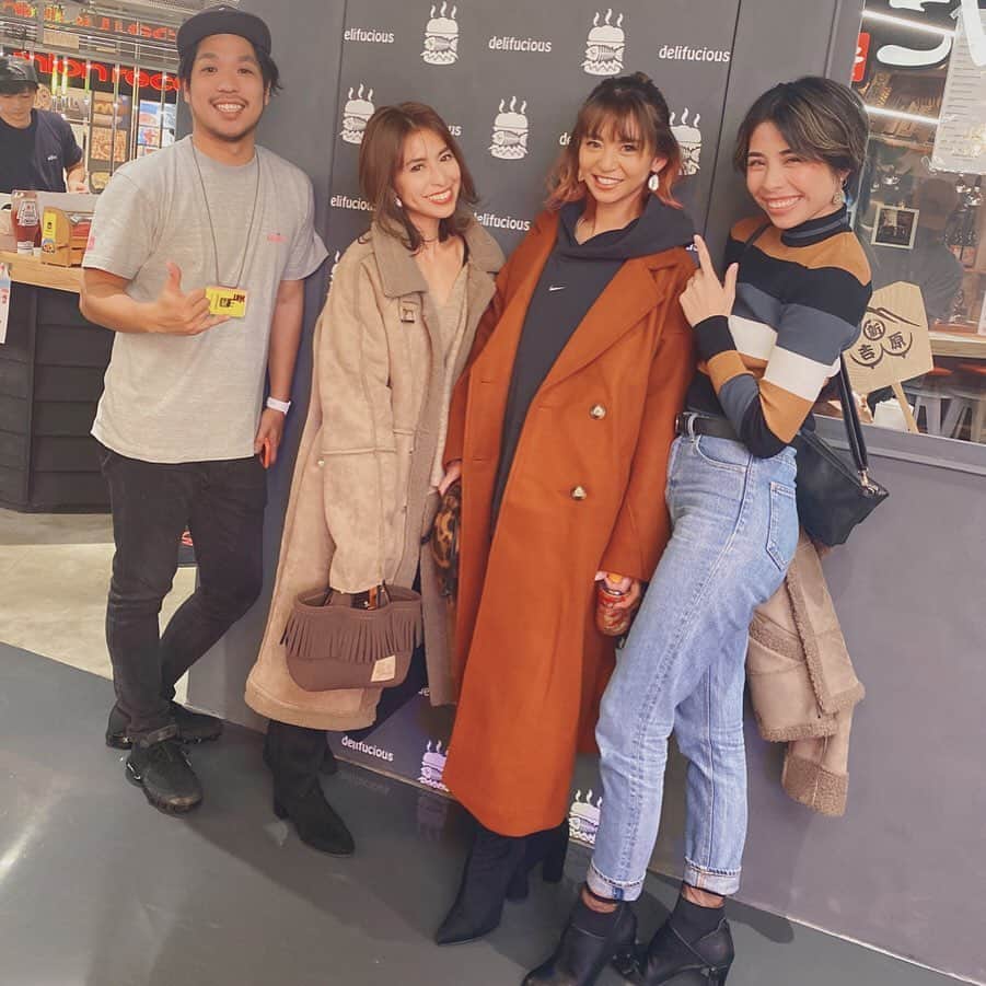 齋藤美波さんのインスタグラム写真 - (齋藤美波Instagram)「🐒🐒🐒 #3monkees ・ 3人で飲みに行くって 何年ぶり！？ ってくらい久しぶりに 渋谷に繰り出したよ🐥 毎日庭のように居たあの渋谷が すごく変わってて田舎者気分でした。笑 ・ そして最近OpenしたPALCOに 友達のタカがお店Openさせたから 食べに行ったよー🐟🍔 ずっとインスタで食べたい思ってたからやっとこれて嬉しい〜💙 ・ フィッシュバーガー専門店 和バーガー @delifucious 🐟🍔 ・ あたしは昆布〆フィッシュバーガー 頼んだよ！ ガリとの相性はんぱないし ハイサイソースかけたら 尚、うんま辛でもう一個いけた〜😩 他にも気になるメニューあるから 全種類食べたいわぁ ・ なかなか都内行く事ないけど また行った時には寄るね😎 タカthank you😘 ・ みんなも渋谷寄った際には 食べてってねー😋 まぢ美味しいから‼️ ・ ・ #渋谷パルコ#PALCO #デリファシャス #delifucious #和バーガー #フィッシュバーガー専門店」12月7日 17時43分 - saito373minami