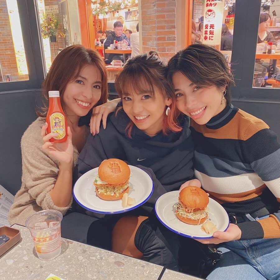 齋藤美波のインスタグラム：「🐒🐒🐒 #3monkees ・ 3人で飲みに行くって 何年ぶり！？ ってくらい久しぶりに 渋谷に繰り出したよ🐥 毎日庭のように居たあの渋谷が すごく変わってて田舎者気分でした。笑 ・ そして最近OpenしたPALCOに 友達のタカがお店Openさせたから 食べに行ったよー🐟🍔 ずっとインスタで食べたい思ってたからやっとこれて嬉しい〜💙 ・ フィッシュバーガー専門店 和バーガー @delifucious 🐟🍔 ・ あたしは昆布〆フィッシュバーガー 頼んだよ！ ガリとの相性はんぱないし ハイサイソースかけたら 尚、うんま辛でもう一個いけた〜😩 他にも気になるメニューあるから 全種類食べたいわぁ ・ なかなか都内行く事ないけど また行った時には寄るね😎 タカthank you😘 ・ みんなも渋谷寄った際には 食べてってねー😋 まぢ美味しいから‼️ ・ ・ #渋谷パルコ#PALCO #デリファシャス #delifucious #和バーガー #フィッシュバーガー専門店」