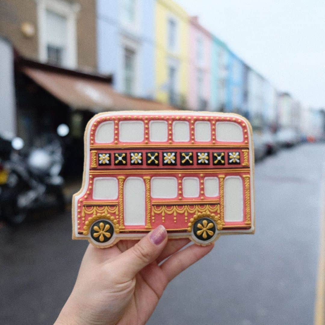 KUNIKAのインスタグラム：「London bus cookie 🇬🇧﻿ ﻿ ロンドンクリスマスツアー2日目🎄﻿ 限られた時間の中でぎゅぎゅっと効率よく巡るために、少し早い時間からアフタヌーンティーをしに @thesavoylondon へ。﻿ 優しい太陽の日差しの中、2階建てバスに乗って移動しました。﻿ 前回の3組目ツアーもここでアフタヌーンティーをして、団体で通してくれるお部屋がとても素敵だったのと、リピーターさんが前回はそれぞれ違う場所だったので、今回もSavoyにしました☕️﻿ ﻿ 今年のSavoyのクリスマスはLEGOとコラボレーションしてました🎁﻿ ロビーにはLEGOで作られた巨大な作品たちが...!﻿ ﻿ 今回も美味しいメニューでしたが、いつもより手厚いサービス(?)わんこそばのように(?!笑)追加されるサンドイッチやスコーンやケーキにみんなでビックリしつつ☺️﻿ ケーキはクリスマスバージョンで、赤鼻のトナカイムースや柊のフルーツケーキ、サンタ服のムースタルトやイギリスのクリスマスでは定番のミンスパイも雪でお洒落に、スペシャルなメニューでした🎄﻿ お皿は @wedgwood 🍽﻿ ﻿ 素敵な空間でお茶を楽しみながら、これから繰り出すロンドンの街にワクワクしながらのアフタヌーンティータイムでした。﻿ ﻿ ﻿ ﻿ #kunikalondonxmastour #artofkunika #sugarcookies #decoratedcookies #cookieart #decoratedsugarcookies #royalicing #royalicingcookies #cookiedecorating #customcookies #cookiesofinstagram #cookiedesign #cookieartist #instacookie #london #londonchristmas #nottinghill #londonbus #savoylondon #thesavoy #thesavoyhotel #アイシングクッキー #ロンドン #ロンドンツアー #サボイホテル  #ロンドンバス #エイチアイエス」