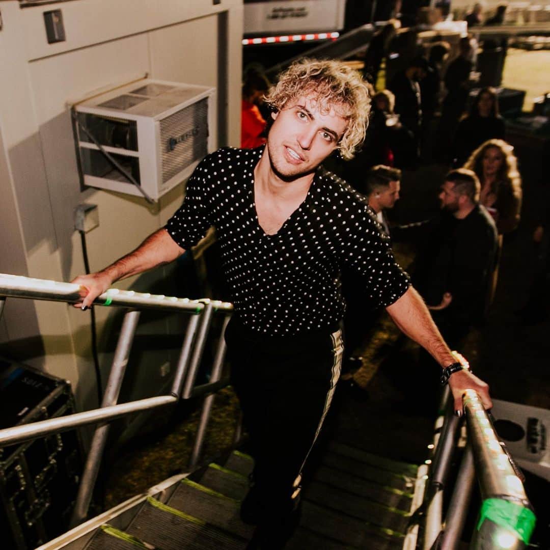 ウォーク・ザ・ムーンのインスタグラム：「oh SNAP go wish a happy birthday to our one and only @KEVINRAY!! you’re a real bass daddy now, K-Ray!  love u brother」