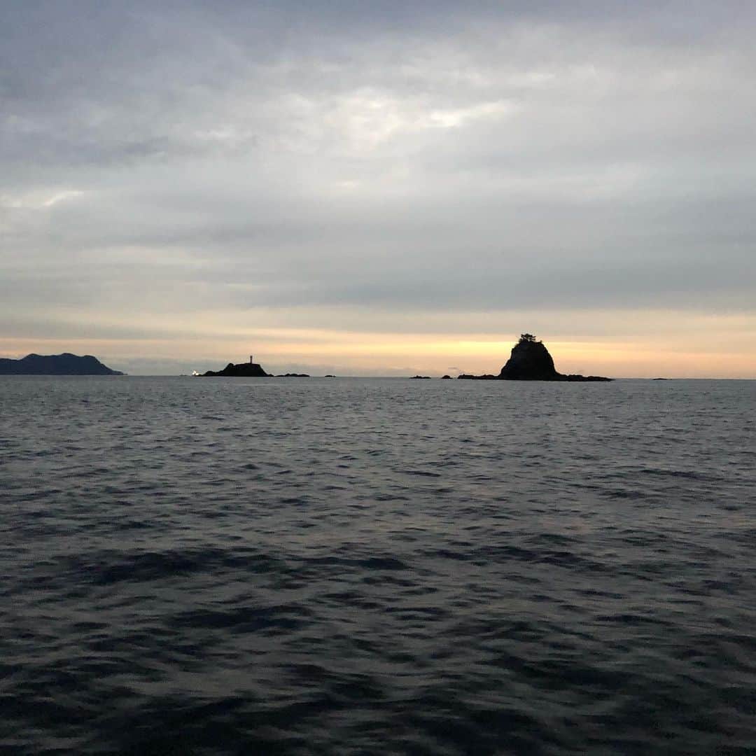 和田 一浩さんのインスタグラム写真 - (和田 一浩Instagram)「5カ月ぶりに釣りに行ってきました。三重県の錦、坂口渡船。 当たりが一度、根に潜られバラシ。ワンチャンスを物に出来ず。次回頑張ります。 #磯釣り　#三重県錦　#坂口渡船　#和田一浩」12月7日 8時54分 - wadakazuhiro