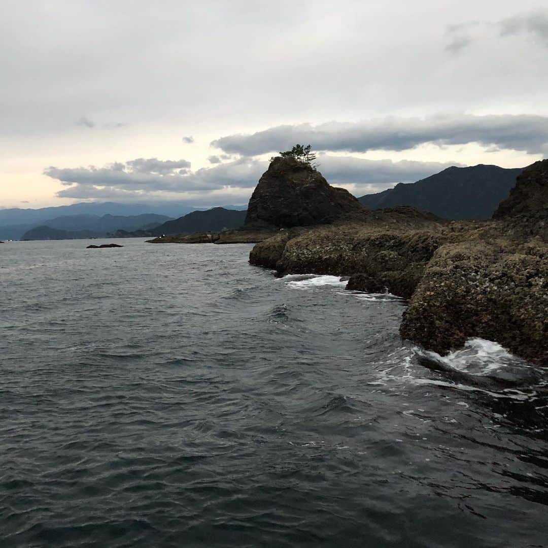 和田 一浩さんのインスタグラム写真 - (和田 一浩Instagram)「5カ月ぶりに釣りに行ってきました。三重県の錦、坂口渡船。 当たりが一度、根に潜られバラシ。ワンチャンスを物に出来ず。次回頑張ります。 #磯釣り　#三重県錦　#坂口渡船　#和田一浩」12月7日 8時54分 - wadakazuhiro