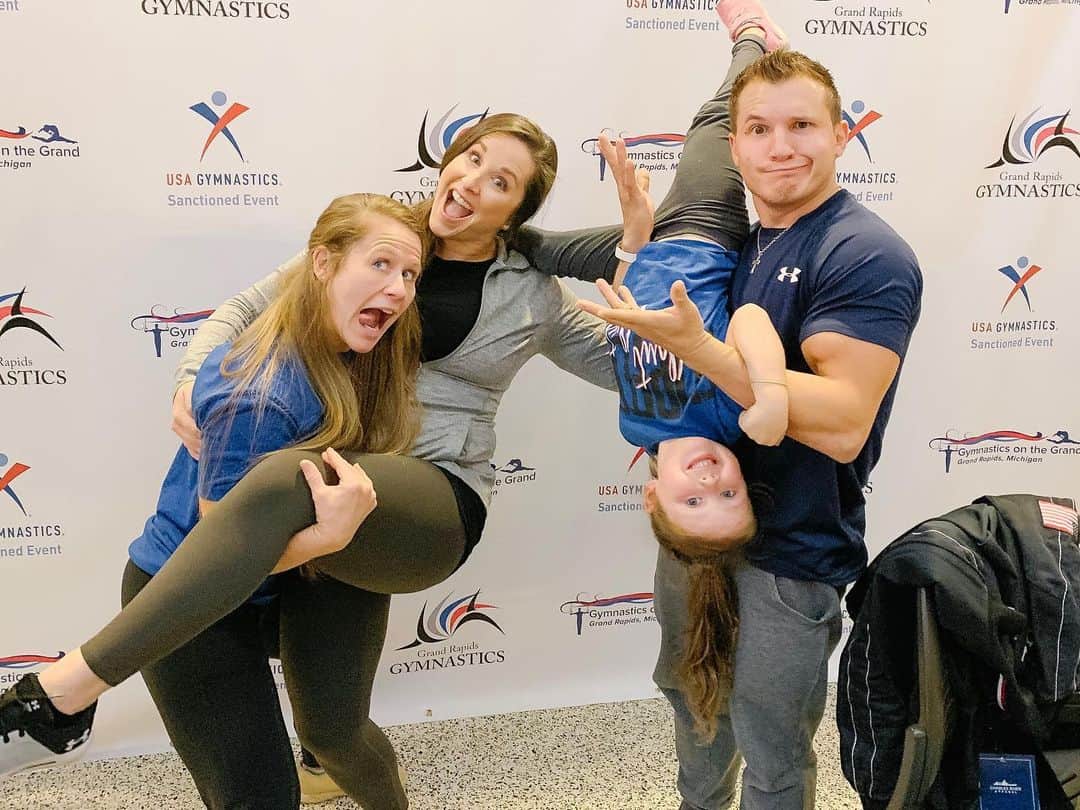 カーリー・パターソンのインスタグラム：「Spending the weekend with these crazies at @gymnasticsonthegrand 🤸🏻‍♂️」