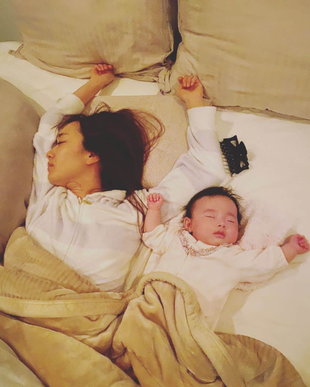菊井彰子さんのインスタグラム写真 菊井彰子instagram おそろい 正真正銘の親子w 遺伝 寝相 バンザイ ベビ誕 おやばか部 親バカ 女の子ベビー 新米ママ 女の子のママ 女の子ママ 赤ちゃんのいる暮らし 赤ちゃんのいる生活 ままのて ベビー