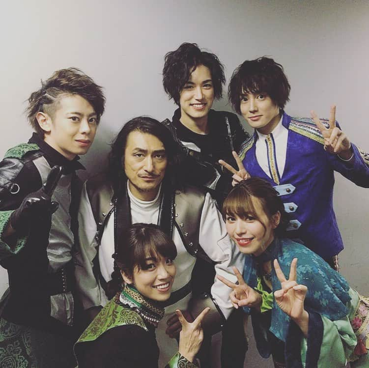 富田麻帆さんのインスタグラム写真 - (富田麻帆Instagram)「おはようございます！ 本日も舞台『DARKNESS HEELS～THE LIVE～ SHINKA』でございます！ 写真は同じ惑星のメンバーと♡  #諸塚香奈実  #影山達也  #松田将希 #岩崎良祐  #田中しげ美  #富田麻帆」12月7日 8時59分 - maho_tomita6261