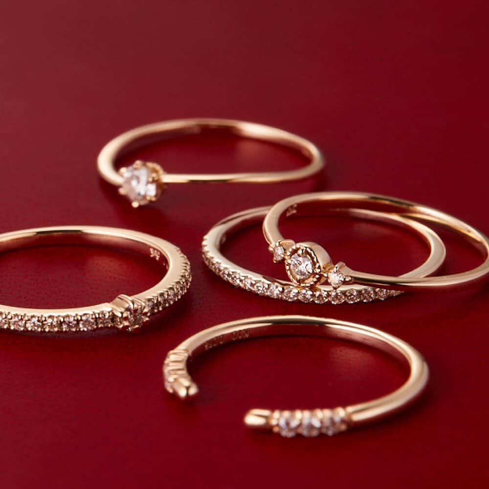 SIENAさんのインスタグラム写真 - (SIENAInstagram)「繊細でそれぞれに個性があり、温もりを感じさせるデザインリング。どれも溶け合うように重なり、いくつもの表情を見せてくれる。  #sienarose #jewelry #ring #diamond #christmaspresents  #シエナロゼ #リング #ジュエリー #クリスマスプレゼント #お守りジュエリー #ご褒美ジュエリー」12月7日 9時15分 - sienarose_official