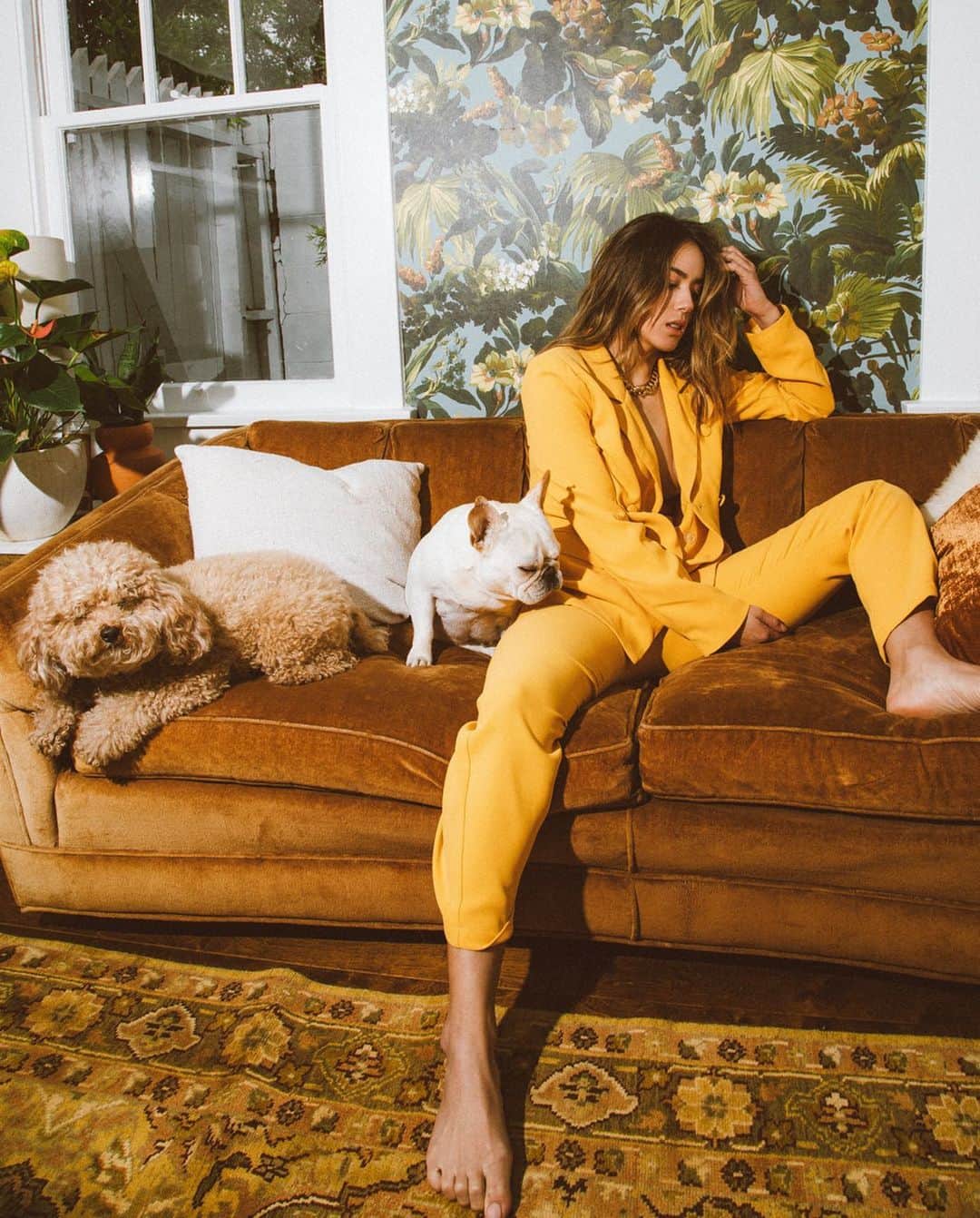 クロエ・ベネットのインスタグラム：「children of the couch 📷: @selashiloni」