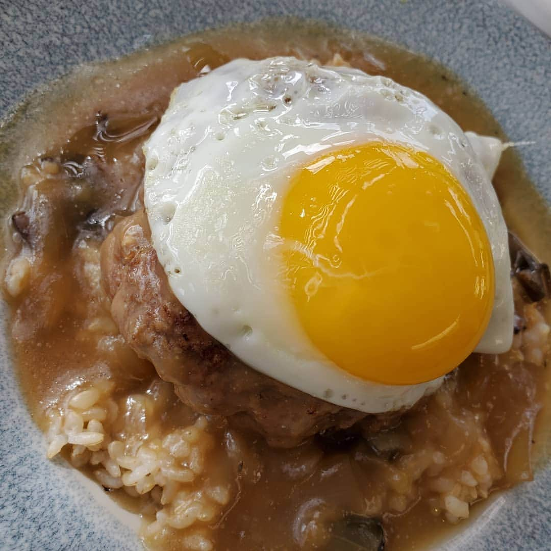 ピーターさんのインスタグラム写真 - (ピーターInstagram)「今日は、lunch兼ミーティング。 眺め最高の、 ｢デック｣でロコモコを❤ そしたら、偶然にも隣のお席にラミレス監督一家‼️ 共通のお友達多いので、初対面なのに直ぐ仲良しに(笑)  マキさんにも、逢えたし最高😃⤴️⤴️ #ピーター #池畑慎之介 #ラミレス監督 #マキ･コニクソン#デック #ロコモコ #ロングバケーション #ハワイ #ホノルル」12月7日 9時17分 - oziba1952