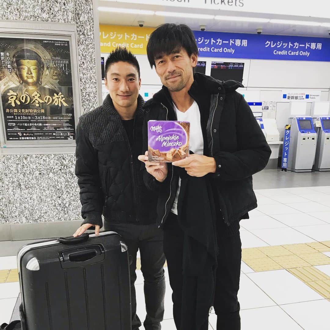 小澤竜己のインスタグラム：「日本に帰国して、実家に帰る途中の浜松駅にてずっと何年も声をかけて頂いていてなかなかお会い出来なかった元FC東京時代の大先輩のノブさん(現ジュビロ磐田ユースコーチ)にご飯を連れてってもらえました！  ノブさんとは僕が初めてプロサッカー選手になった1年目の初めてのキャンプの時に同じ部屋にしていただいた事もあって、当時プロとして、そして社会人としての色々な事を教えていただけて、僕の基礎になっている事がたくさんあります。  こうやって十数年前に一緒にプレーさせてもらった大先輩と色々なお話しが出来た事がめちゃくちゃ嬉しかったですし、僕もノブさんのような優しくカッコいい人間になれるようにこれからもまだまだ頑張っていきたいと思いました‼︎ ノブさんありがとうございました‼︎ #浜松駅 #川口信男 #小澤竜己 #fc東京 #ジュビロ磐田 #再会 #日本 #ポーランド」