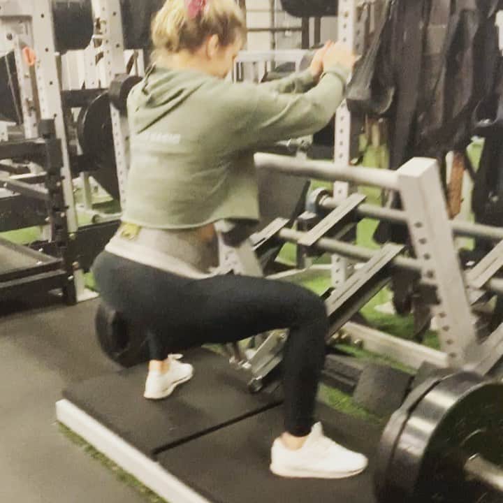 のインスタグラム：「End of the week lifts are sometimes a struggle. Learned a valuable lesson today to not look at the clock either. But always great training with @dunamishealthandperformance 😂💪🏼 #weightlifting #training #weights #wrestling #olympics #tokyo2020 #focused #hardwork #wipeout #bulking #athletelife #professional #athlete #trainhard」
