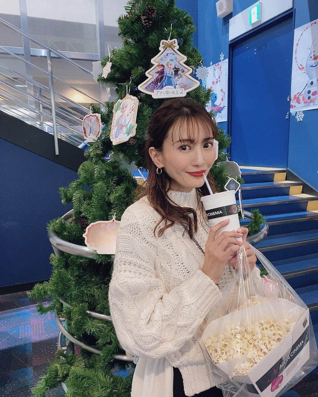 ANNA 杏奈さんのインスタグラム写真 - (ANNA 杏奈Instagram)「✈︎ どーしてもどーしても字幕が見たくてやっと見てきた #アナ雪2 🍿 泣きまくってスッキリ🤣 自分の名前がディズニーで使われるなんてほんっとに改めて感動🥺 . オラフのぬいぐるみ欲しくてUFOキャッチャーしたけどダメダメだった😫 . そしてDMで前からたくさんお問い合わせをもらってたヘアカラー💇‍♀️ 前はずーっとアッシュだったけどもっぱら最近は赤系です❤️ 2枚目は加工なし☝️ . 今日はこれから大人な町でお仕事〜❤️ 横浜は初雪だそうで⛄寒くて震えるっ。 . . #ootd #コーデ #モデル #ファッション #travel #旅行 #化粧  #model #coordinate #ヨガ #yoga  #東京 #fashion  #tokyo #trip #travel #tbt #hawaii #waikiki #official #客室乗務員 #インスタ映え #surfing #サーフィン  #ダイエット #おしゃれさんと繋がりたい #カフェ好き」12月7日 9時38分 - anna_maria_end18