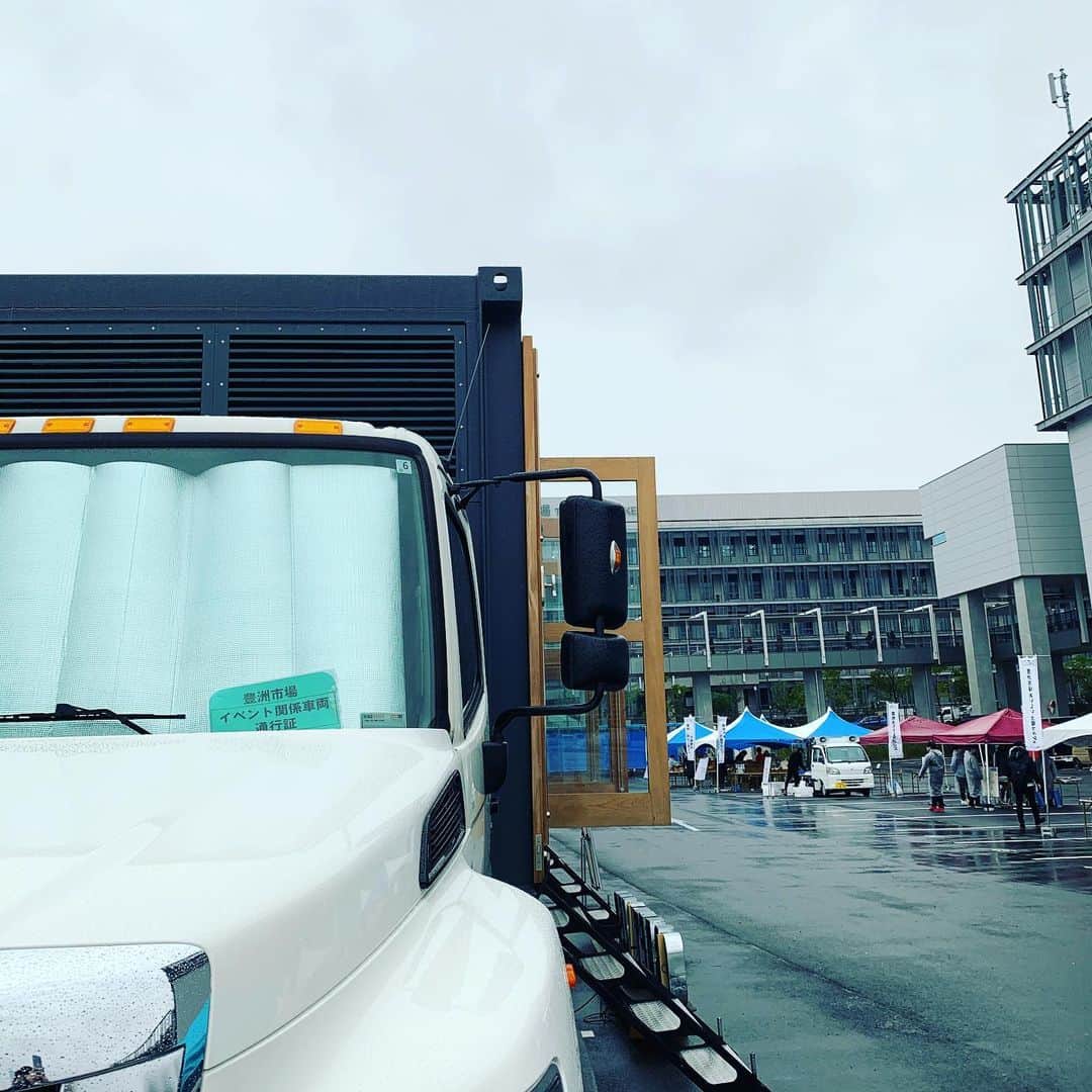 EL★CAMIONのインスタグラム：「. 急遽出店決定した豊洲市場の【おいしい土曜マルシェ】に来ました！ . あいにくの雨ですが、元気に営業します。 . 9:30-15:30 .  #elcamion #beertruck #tyharborbrewery #craftbeer #brewery #instabeer #beerstagram #beerporn #beergeek #beerlover #madeintokyo #tysonsandcompany #エルカミオン #ビアトラック #ティーワイハーバーブルワリー #クラフトビール #ブルワリー #インスタビール #ビアスタグラム #クラフトビア  #ビアラバー #天王洲アイル #メイドイントウキョウ #タイソンズアンドカンパニー」