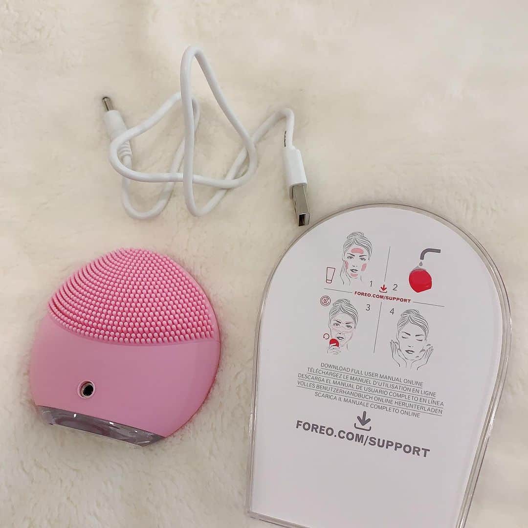 梅宮アンナさんのインスタグラム写真 - (梅宮アンナInstagram)「メイクを落とす時に最近使っているアイテムをご紹介致しますね✨✨🥰 @santamarche のバームを使って、さらに私は、  @foreo_jp  @foreo のluna mini 2を使って👏👏👏😘 電動になっていて、振動を使ってブルブルしながら汚れを取る感じね😘  眉間や、小鼻な横辺り最高ですよ〜✨✨✨😘 ひじょーに、さっぱり、すっきり落ちますね〜😘✨ バームとの相性バッチリです👌 😍🥰😍👏👏😘🤩 #foreolunamini2  #santamaruche#サンタマルシェバームクレンジング  #santamarché #洗顔」12月7日 9時48分 - annaumemiya