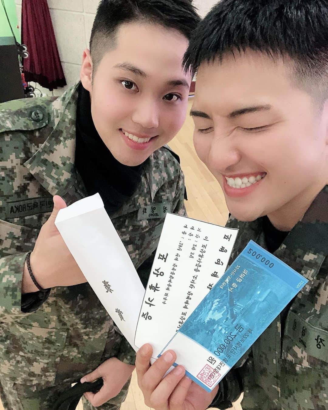 ヒョクジン のインスタグラム：「1등도하고 축하공연도 보고 너무 너무 재밌었던 장병예술제!! #지기아이스 #붐차차 #데이드림  즐거운 공연 감사합니다 😊」