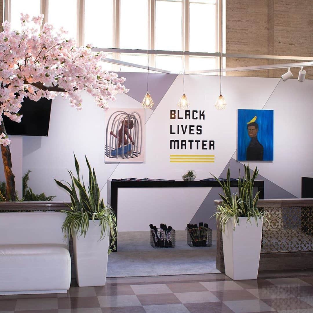 HYPEBEASTさんのインスタグラム写真 - (HYPEBEASTInstagram)「@hypebeastart: Founder and director @mikhailesolomon has hosted her yearly @prizmartfair in her native city of Miami during its annual Art Week circuit, seeking to promote local and international artists “from Africa, the African diaspora and emerging markets who reflect global trends in contemporary art.” We caught up with Solomon amid the fair’s ongoing events to learn more about her background, launching the organization and what she’s looking forward to the most during this edition. Click the link in our bio to read the entire feature.⁠⠀ Photos: Courtesy of PRIZM Art Fair」12月7日 9時53分 - hypebeast