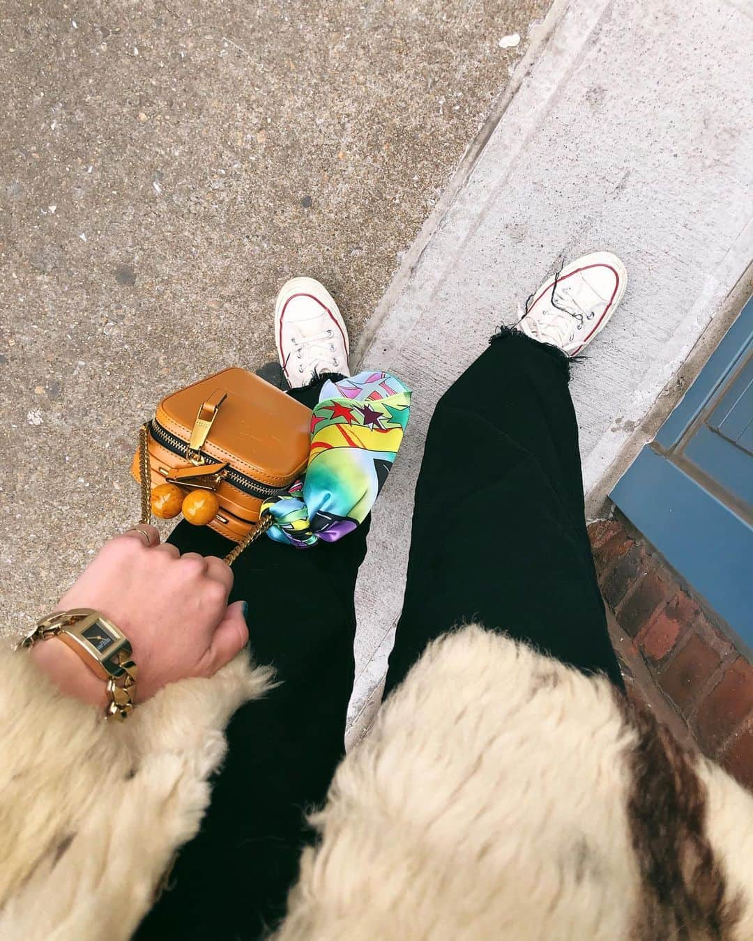 ベイカー恵利沙さんのインスタグラム写真 - (ベイカー恵利沙Instagram)「Added a @parade scarf on @marcjacobs THE VANITY bag! 🧡💚 Also in love with THE CHAIN WATCH. 🌼 マークジェイコブスのVANITY BAGとTHE CHAIN WATCH  どちらもvintageスタイルにとっても良く合う🔮 時計はチェーンのアクセサリーのように使えて、 結婚式に行くドレスの日から、 カジュアルな服まで毎日付けてる🌙 #えりさふく」12月7日 10時06分 - bakerelisa