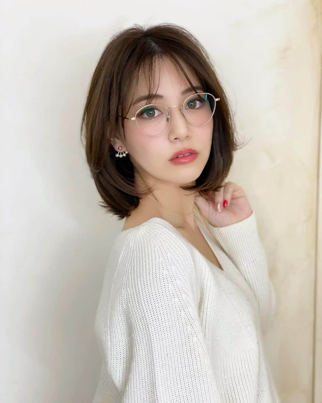 石井里奈さんのインスタグラム写真 - (石井里奈Instagram)「おはよん☀️ . 今朝は久々のヘア投稿☺️✨ . @zacc_miyagawa に伸びた髪を整えて、毛流れ美人にしてもらったよ💇‍♀️✨ . 髪の毛伸ばしてるので、毛の量調節して伸ばす途中でも綺麗なスタイルに💕 . サイドの毛流れが最高🙆‍♀️✨ . 眼鏡は @ohmyglassestokyo 🤓✨ ゴールドの眼鏡❤️珍しいよね！seemってシリーズでとってもかわいい🥺 . 今日も素敵な一日を🐈💕 . #ヘア #ヘアスタイル #hairstyle #hair #glasses #眼鏡 #だて眼鏡 #伊達眼鏡 #ボブ #ミディアムボム #ミディアムヘア #ヘアカット #hairarrange #眼鏡女子 #ヘアカラー #medium #ミディアム #bob #ohmyglassestokyo #メイク #makeup #hairstyling #ヘアアレンジ #hairarrange #巻き髪 #ヘアモデル #白ニット #美容 #ビューティー #beauty #里奈ちゃんヘア」12月7日 10時07分 - ri7tin1025