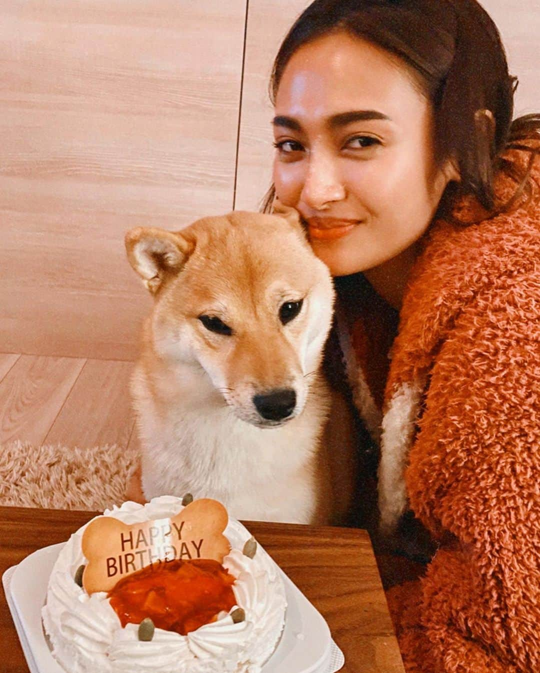 香川沙耶さんのインスタグラム写真 - (香川沙耶Instagram)「Happy Birthday Nala🎂🐕❤️ １歳のお誕生日！ わたしのところに来て、 わたしと家族になってくれてありがとう🤲🏽❤️ お仕事が忙しい時期はたくさん寂しい思いさせてしまって、ごめんね。 今日もNalaのお誕生日なのにバーレスク本番で、 またちょっとだけ寂しい思いさせてしまうけど ママお仕事頑張るから幸運を祈っててね🤞🏽💕💕 どこかへ行っても必ずあなたの元に戻るからね！！ #home #1207 #family  #dogsaremansbestfriend」12月7日 10時03分 - saya.kagawa