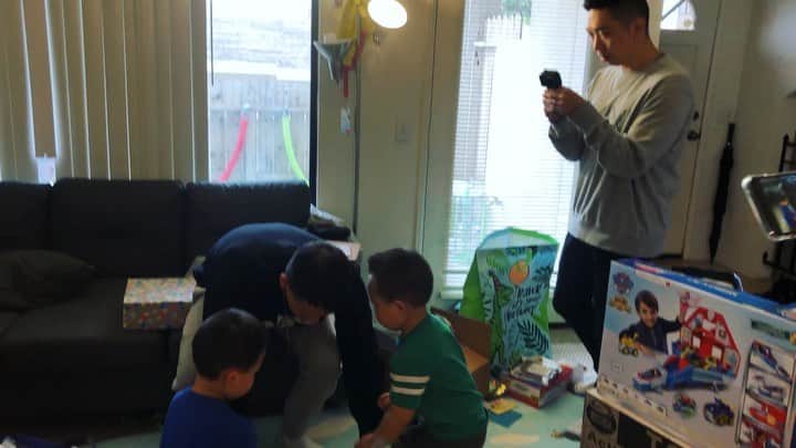 プニエル のインスタグラム：「It was/will be @babyjojen birthday ! (12/3 and 12/9) They’re super into Pokémon these days so I got them a Nintendo Switch so they can play !  첫 조카 생일 지나고 이제 곧 둘째 조카 생일! 요새 포켓몬에 빠져있어서 생일 선물로 스위치 사줌~」