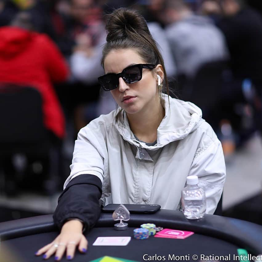 Bruna Unzuetaのインスタグラム：「Marrenta passando na sua timeline 😂 fim de mais um BSOP Millions, como eu amo esse campeonato 😍 e tive um único bom resultado, 9° entre mais de 4mil jogadores, um dos torneios mais difíceis que já joguei 🥰😍」