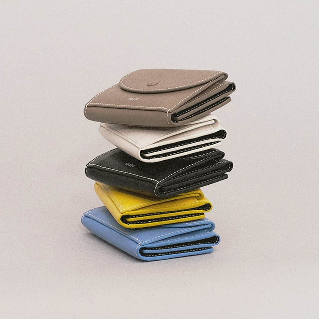 のインスタグラム：「新型のFlap Mini Mini は便利な三つ折り財布です。  5色展開 -  White, Black, Taupe, Yellow, Sax  #vasic #flapminimini #wallet #white #black #taupe #yellow # sax #vasicnews」