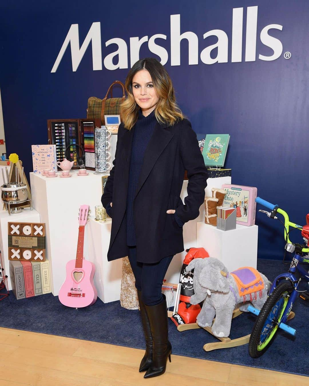 レイチェル・ビルソンさんのインスタグラム写真 - (レイチェル・ビルソンInstagram)「Holiday shopping is in full swing at @Marshalls! They have the most amazing gifts all season, and I found all my favorite brands ❤️. Can’t forget about those amazing prices either 😊 #MarshallsSurprise」12月7日 10時37分 - rachelbilson