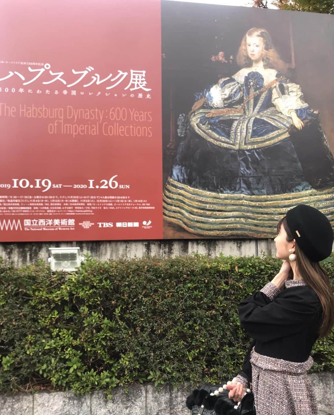 奈々子のインスタグラム：「ママとお出掛け♡ 国立西洋美術館へ♪ 年内に行っておきたかったハプスブルク家の展示。600年に渡る帝国コレクションの歴史☆ 奥が深いヨーロッパの名家ですが… 数々の美女の絵画だったり、作品は煌びやかな物が多い♪(*^^)o∀*∀o(^^*)♪ お出迎えしてくれたマルガリータテレサの看板と☆ . . #ハプスブルク展 #国立西洋美術館 #マルガリータ王女 #n75小顔ピアス」