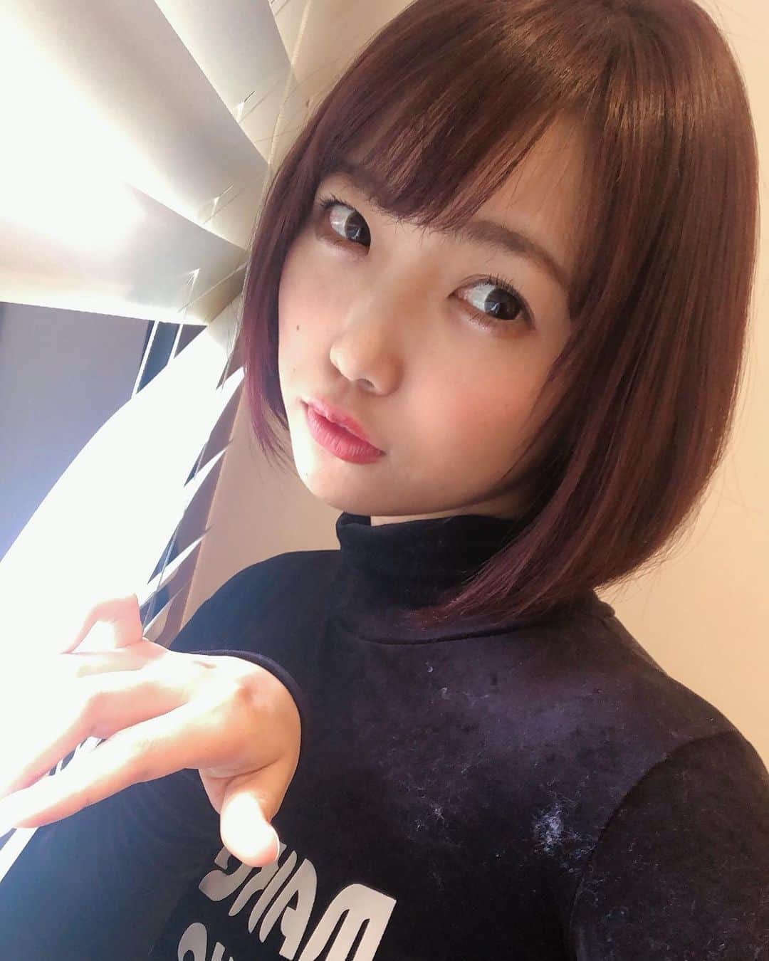 のインスタグラム：「最近の自撮り💡」