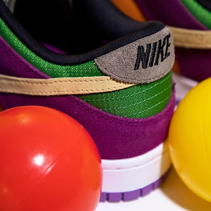 HYPEBEASTさんのインスタグラム写真 - (HYPEBEASTInstagram)「@hypebeastkicks: Take a closer look at the bold tones on the premium suede of @nike's Dunk Low "Viotech". The reissue will be making its debut on December 10 via Nike SNKRS and select retailers.⁠⠀ Photo: Heison Ho/HYPEBEAST」12月7日 11時07分 - hypebeast