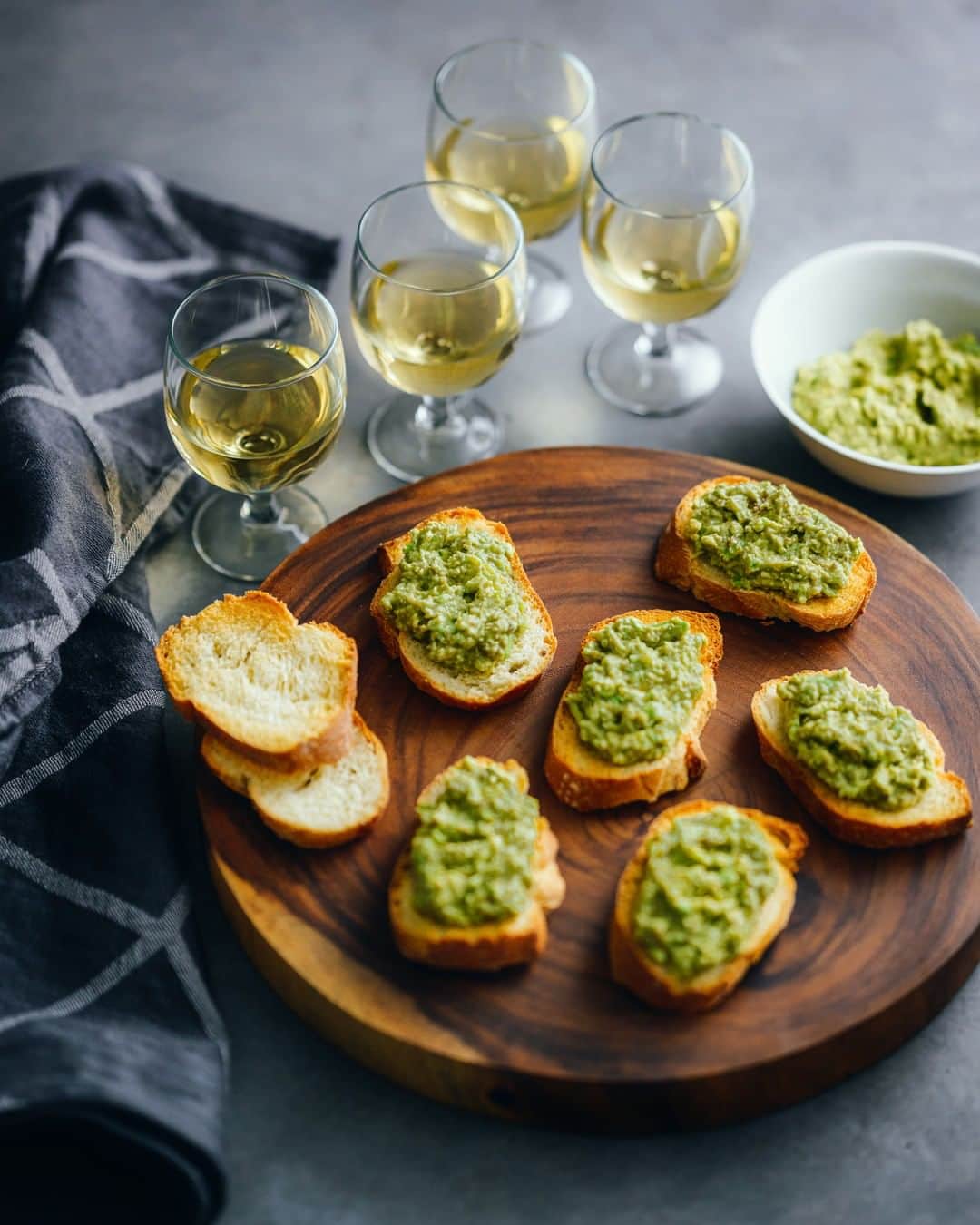 ニュージーランド産アボカドのインスタグラム：「"知っていましたか？ニュージーランド産のアボカドは、栄養分たっぷり、濃厚、そしてなめらかな舌触りが特徴的なのです！バターの代わりにパンに塗っても美味しいんですよ！⁠ ⁠ @mackinpo　さんのニュージーランド産アボカドのタプナード風"⁠ ⁠ #nzavocado #bread #recipes #butter #healthy ⁠ #ニュージランド産アボカド #ヘルシー #レシピ #バター #パン ⁠」