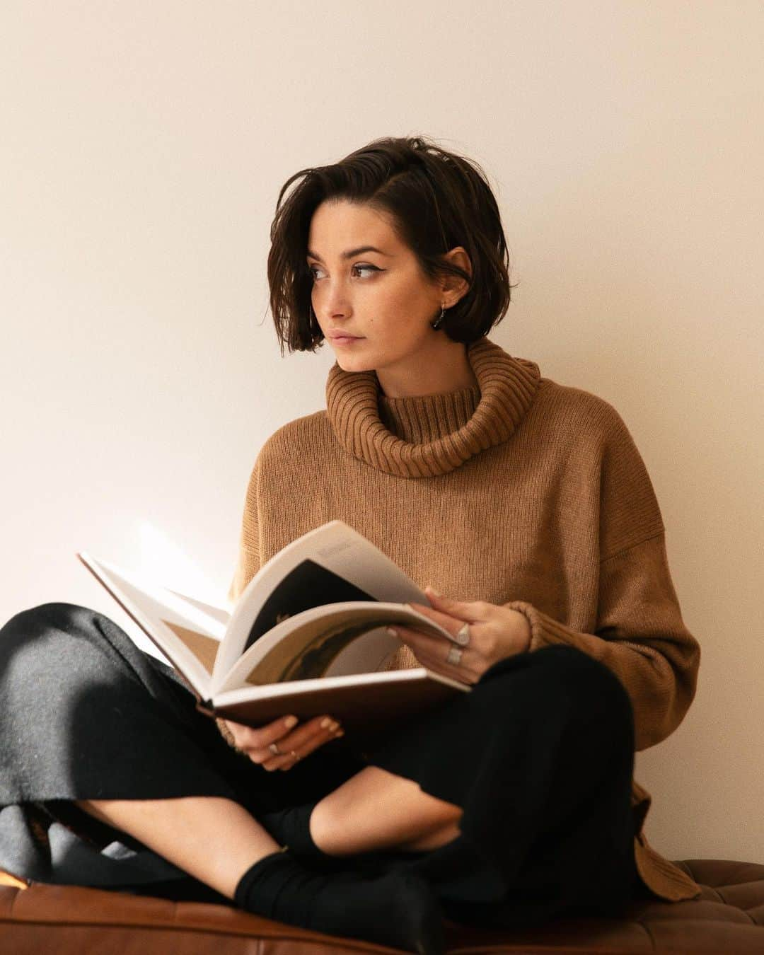 Anthropologieさんのインスタグラム写真 - (AnthropologieInstagram)「Weekend plans: light reading & soft sweaters 📚 Photo via @taylorlashae (link in profile to shop)」12月7日 11時01分 - anthropologie