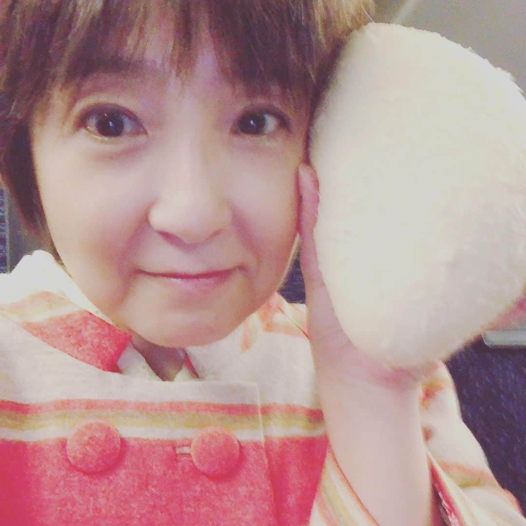 藤田朋子さんのインスタグラム写真 - (藤田朋子Instagram)「#木村屋 #とろけるカレーナン #でかい #でかすぎ  #写真より迫力がある #ずっしり #軽く #カレーパン #のつもり #食べても食べても　#食いつくイメージです🍛 #すっごい頑張って食べる感覚 #お得感あり #羽田空港 #美味しかった #また食べたい #カレー #ナン #本格的カレー」12月7日 11時05分 - chiendormant