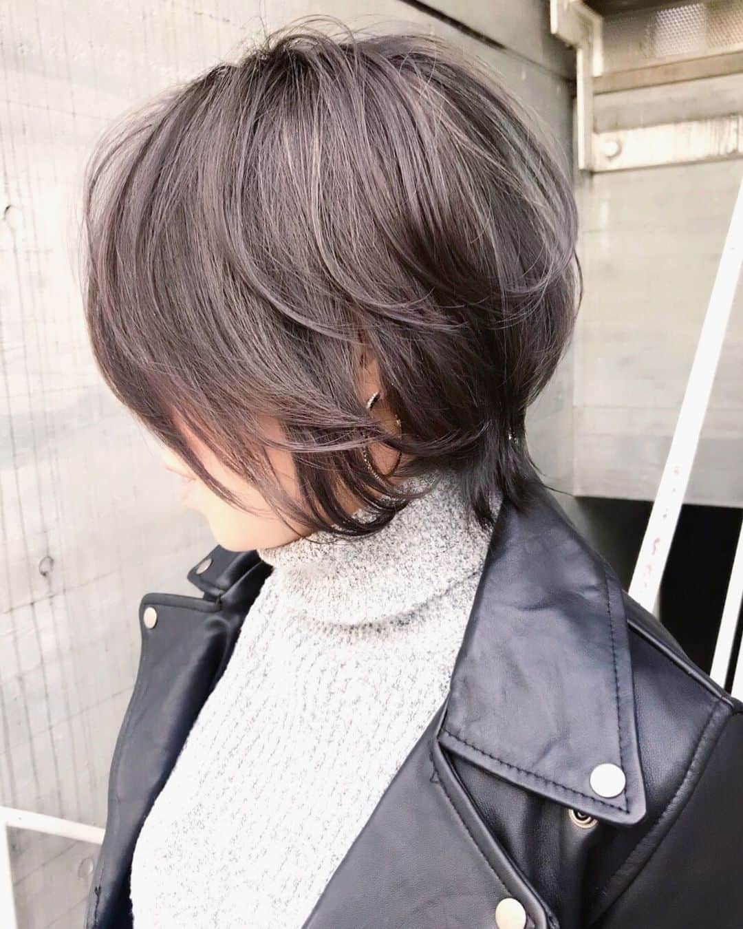 斉藤潤一のインスタグラム：「ショートウルフ❗️グレージュメッシュ  #斉藤潤一  明るいカラーが好きな方は是非  スタイリスト 菊池有輝子 . 〒150-0041 東京都渋谷区神南 ご予約はこちらへ ☞☞ TEL ☏﻿ ﻿03-3462-2093 web  roco@1cs.jp 渋谷 美容室 #rocospearz . 〒150-0041 東京都渋谷区神南1-14-9 第7FMGビルB1F . . ご予約はこちらへ ☞☞ TEL ☏﻿ ﻿03-3462-2093 web  roco@1cs.jp . ★平日  open  11:30-22:30 ★土日祝  open  11:00-21:30  #渋谷#東京#oggiotto#新宿#表参道#ヘアアレンジ #外国人風#ロングヘアアレンジ #hair#渋谷美容室 #アッシュ#インナーカラー#オシャレ#メッシュ#ダブルカラー#外国人風カラー#ショートヘア #ウルフショート #ケアブリーチ  #ウルフレイヤー #newcolor #ヘアスタイル #tokyo #shibuya #hair #ウルフカット #モデル」