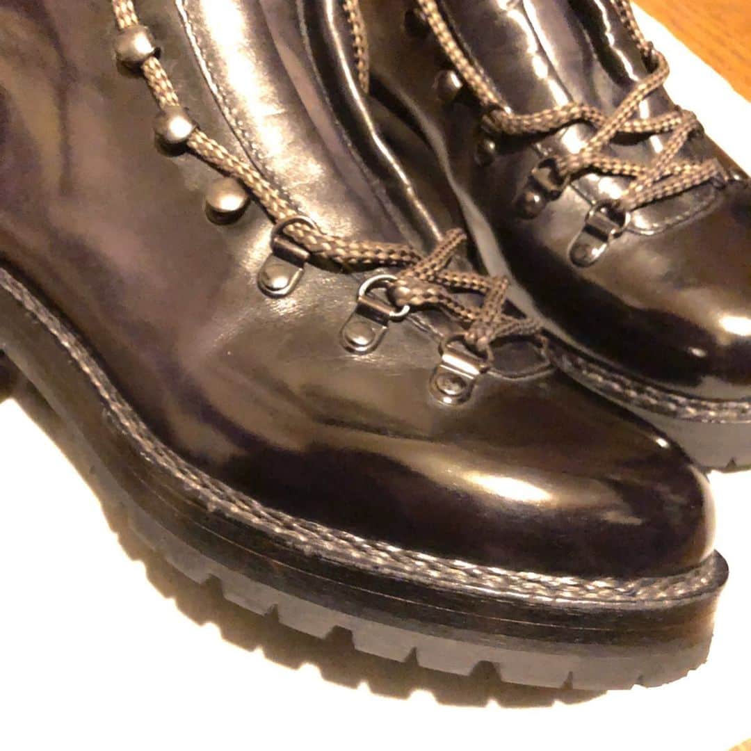 yukawaのインスタグラム：「. こないだ買ったマルモラーダのつま先とかかとをハイシャイン中(°д°) . あと4〜5回重ねたらエナメルくらい輝くな(ง•̀_•́)ง . . . #flligiacometti #フラテッリジャコメッティ #MARMOLADA #マルモラーダ #shoes #靴 #instashoes #靴好き #靴好きな人と繋がりたい  #fasion #おしゃれ  #おしゃれさんと繋がりたい #photography #写真 #instapic #ファインダー越しの私の世界  #写真好きな人と繋がりたい  #写真男子　#写真女子 #マウンテンブーツ #トレッキングシューズ  #boots #ブーツ #靴磨き #shoecare #靴磨き倶楽部 #足下倶楽部  #ハイシャイン」