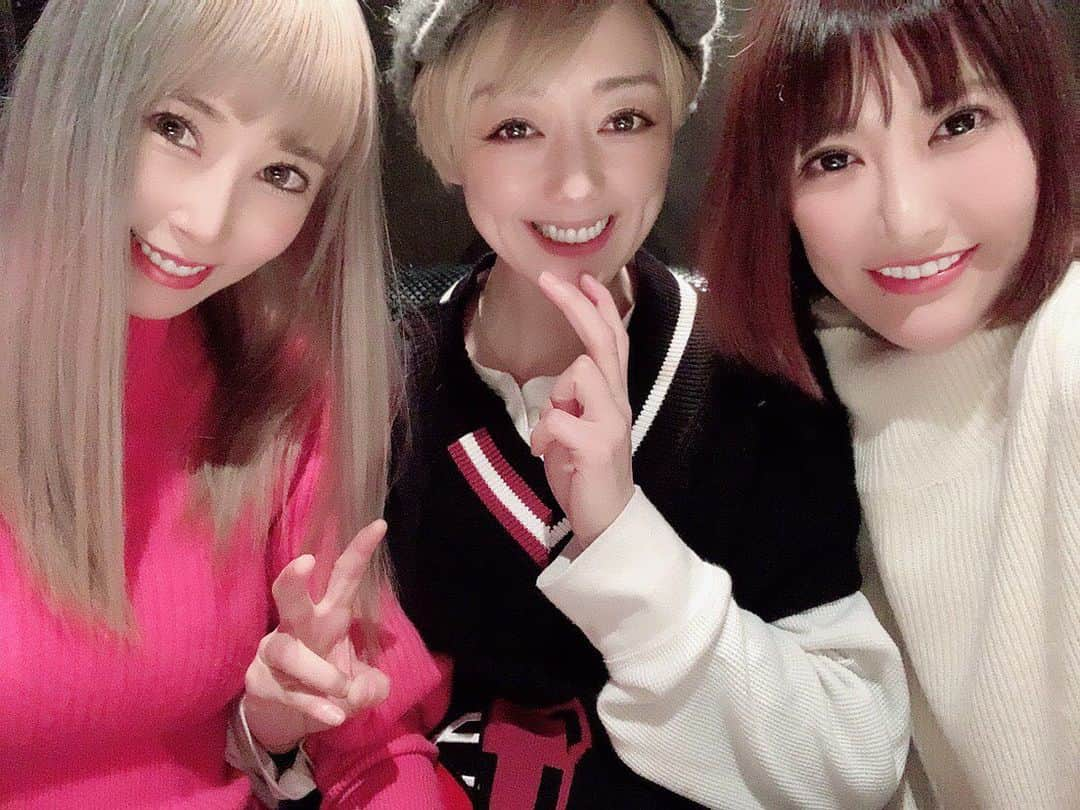 小峰みこさんのインスタグラム写真 - (小峰みこInstagram)「昨日は彩ちゃんのニューアートに行ってから、3人でごはん食べました🍽 万里慧さんと大阪ぶりに会えた☺️ 10月の万里慧さんの舞台、11月の大阪出張蝦夷マルシェ、って考えたら月1で会えてる😳 嬉しい😳 . #myfriend #mysenior #尊敬する大好きな人たち #あやみこ #大樹町行きたい #japanesegirl #asiangirls」12月7日 11時17分 - mico_19911201