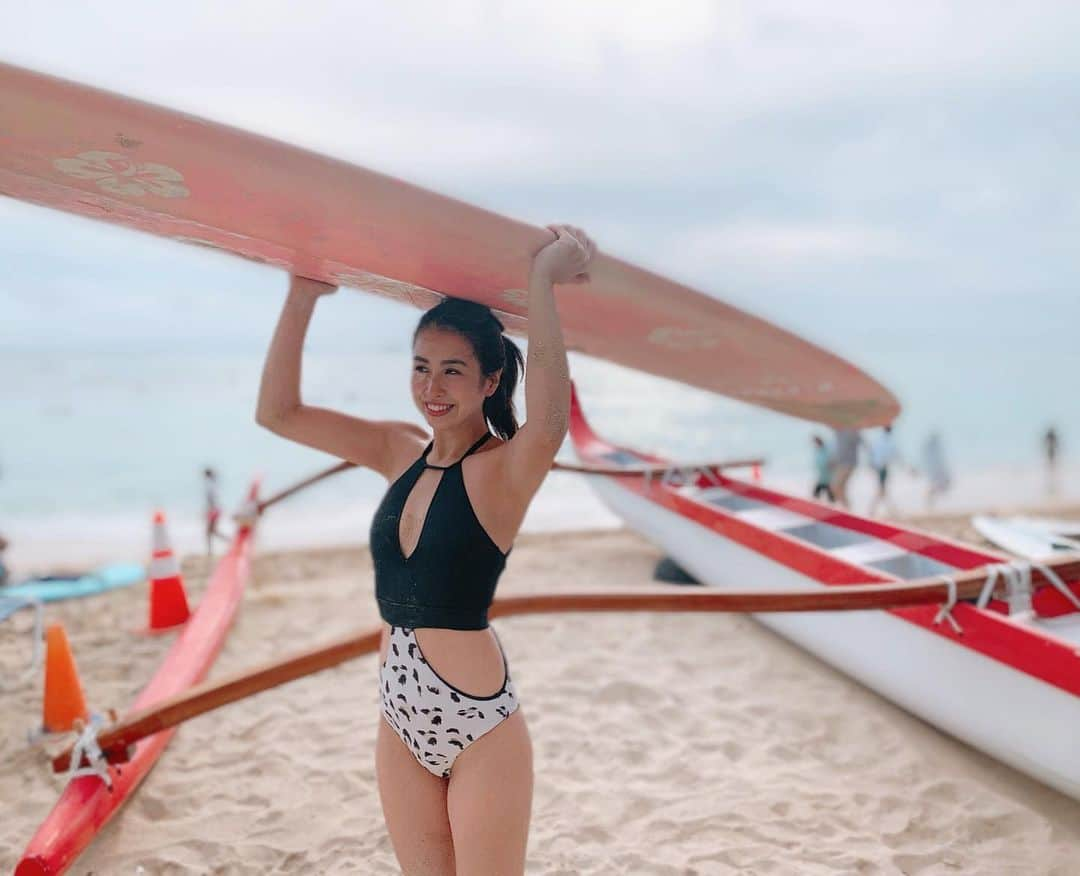 小澤名代さんのインスタグラム写真 - (小澤名代Instagram)「最終日は夕方にサーフィン🏄‍♀️ bikiniだけで過ごせる気温最高すぎた！  日本寒いから、ハワイにすでに戻りたくてお家の近くのホノルルコーヒーで、まだハワイ気分を続行中〜🌴 ・ #Hawaii #surfin#surfgirl #waikikibeach #surfinglife #alexiastam #alexiastam_beactrip #bikini #swimwer #fashion #hawaiistagram #hawaiitrip #毎日サーフィン #サーフィン #アリシアスタン #ビキニ #サーフィン女子 #ワイキキビーチ #ハワイ大好き #ホノルルコーヒー#あったかい国に住みたい #夏に戻りたい」12月7日 11時28分 - ozawanayo