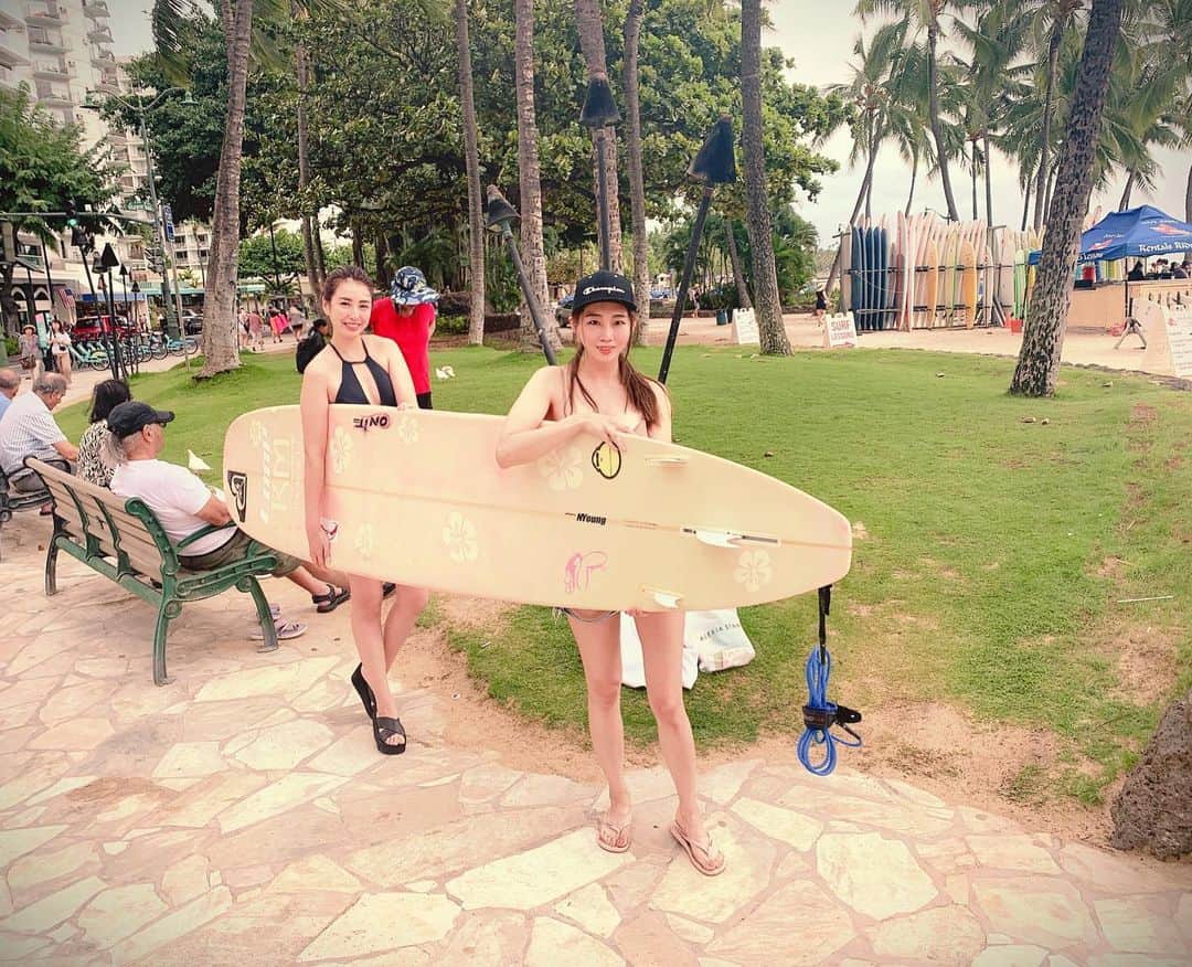 小澤名代さんのインスタグラム写真 - (小澤名代Instagram)「最終日は夕方にサーフィン🏄‍♀️ bikiniだけで過ごせる気温最高すぎた！  日本寒いから、ハワイにすでに戻りたくてお家の近くのホノルルコーヒーで、まだハワイ気分を続行中〜🌴 ・ #Hawaii #surfin#surfgirl #waikikibeach #surfinglife #alexiastam #alexiastam_beactrip #bikini #swimwer #fashion #hawaiistagram #hawaiitrip #毎日サーフィン #サーフィン #アリシアスタン #ビキニ #サーフィン女子 #ワイキキビーチ #ハワイ大好き #ホノルルコーヒー#あったかい国に住みたい #夏に戻りたい」12月7日 11時28分 - ozawanayo