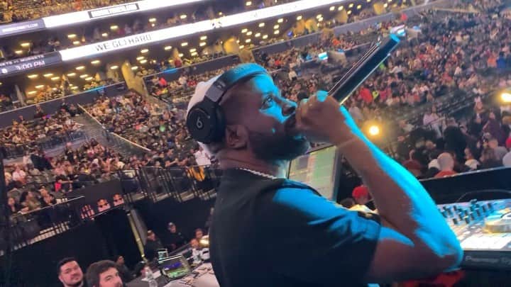 ファンクマスター・フレックスのインスタグラム：「Just touching down... just got to the stage! Bad Bunny concert! FunkFlex on the set early! @litdigitaldjs」